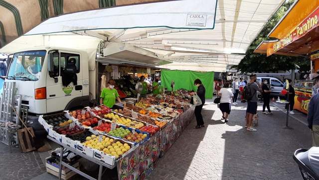 Mercato del venerdì: il 19 marzo in vendita solo generi alimentari e prodotti agricoli e florovivaistici